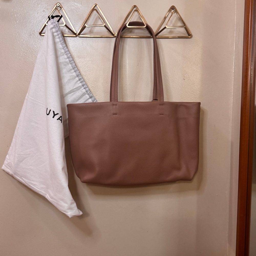 Cuyana Small Easy Tote in Cappuccino - Picture 5 of 8